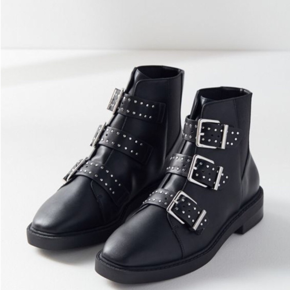 Leather booties with triple leather strap